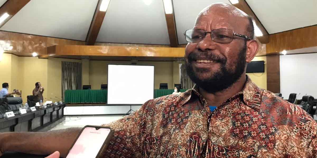 Ketua Bapemperda Mimika, Karel Gwijangge.  Foto: Anti Patabang/Papua60detik
